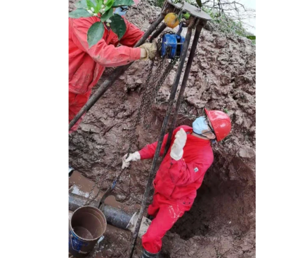 搶險(xiǎn)工人用手拉葫蘆吊裝天然氣穿孔管段